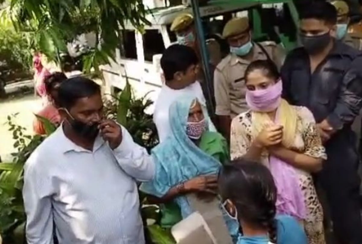 Bulandshahr family reach ssp office to self immolsate themselves