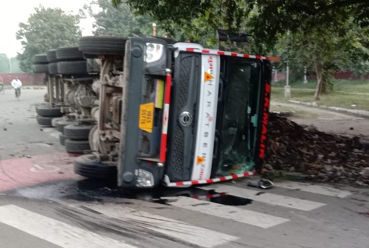 Truck Carrying Garbage Overturned in Chandigarh
