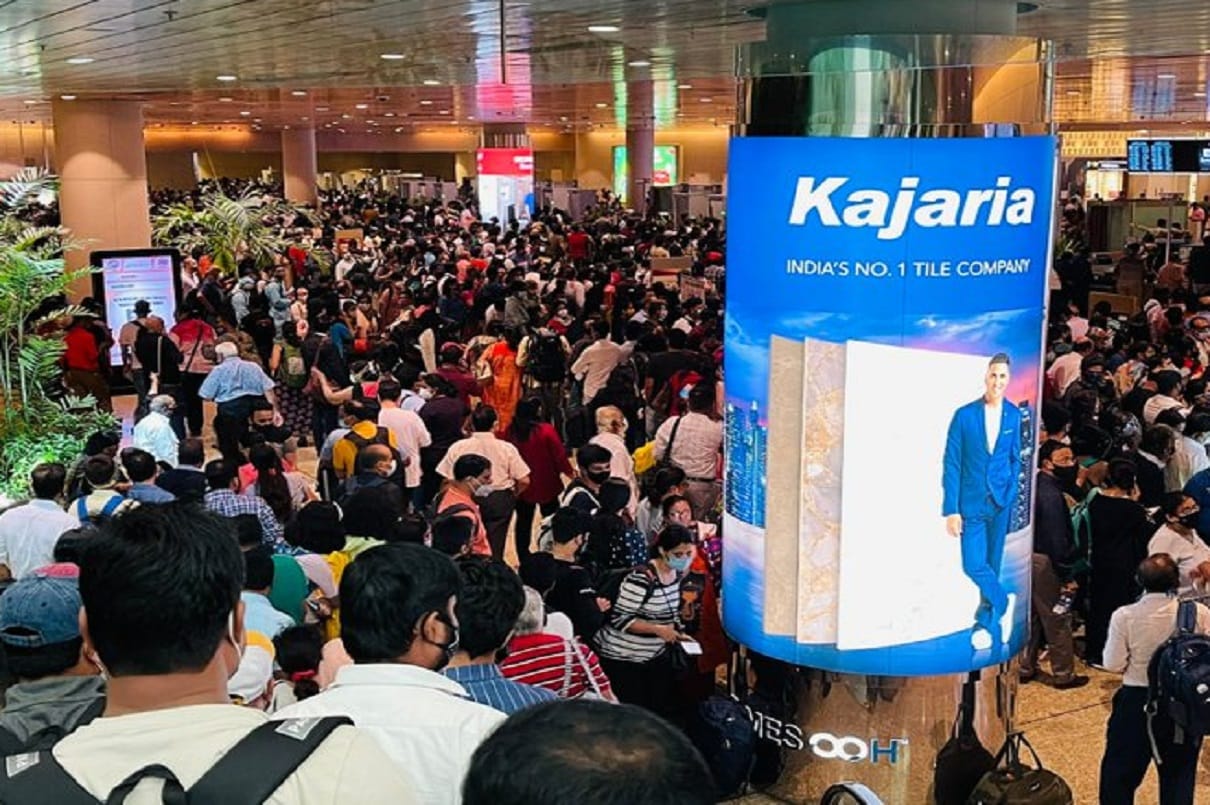 Huge crowd created chaos at Mumbai airport passengers missing flight