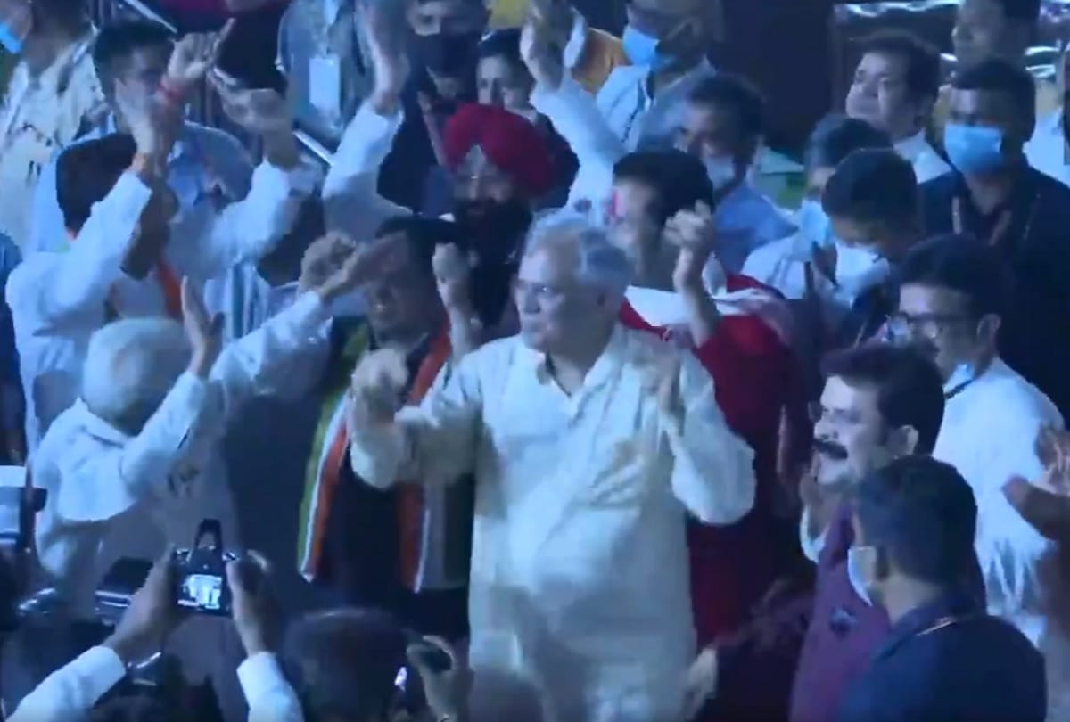 Chief Minister Bhupeshh Baghel danced with party leaders at the inauguration of Mata Kausalya Temple in Chandkhurai