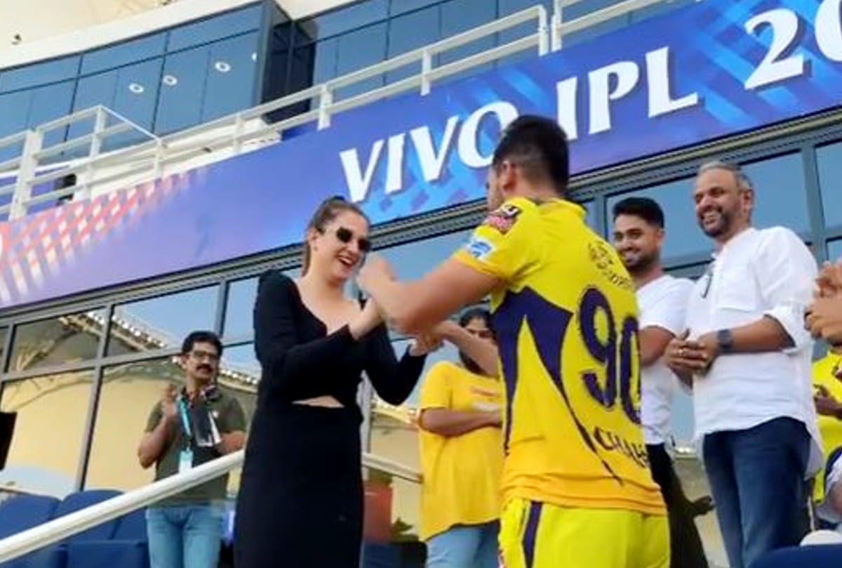 Deepak Chahar Proposes to Girlfriend After IPL Match At Stadium
