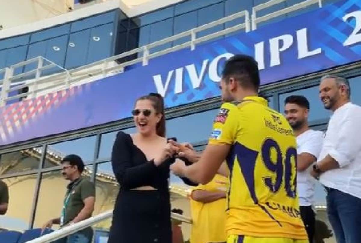 Deepak Chahar Proposes to Girlfriend After IPL Match At Stadium