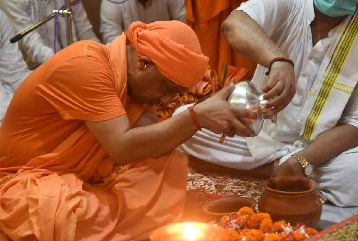CM Yogi Adityanath Annaprashan to girl after worshiping Maa Brahmacharini in Gorakhnath temple in Navratri 2021