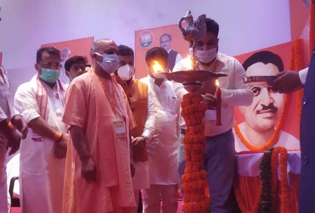 CM Yogi Adityanath Annaprashan to girl after worshiping Maa Brahmacharini in Gorakhnath temple in Navratri 2021