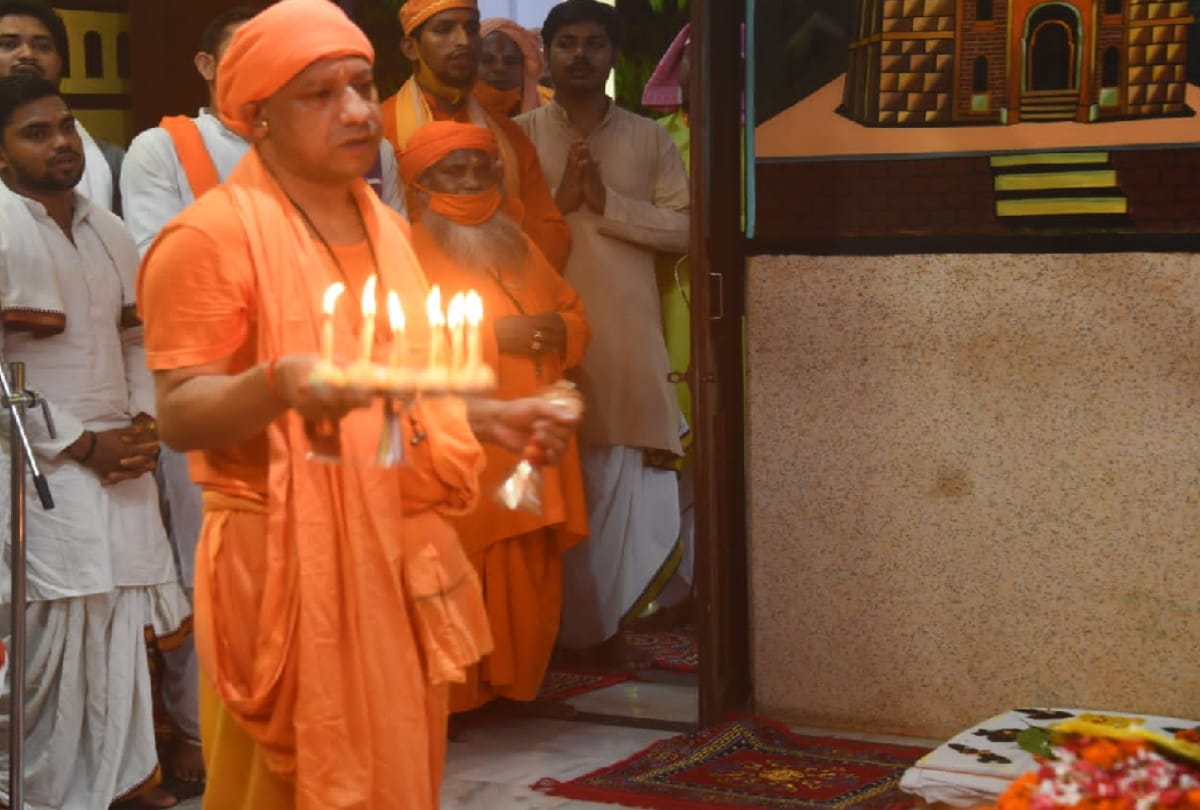 CM Yogi Adityanath Annaprashan to girl after worshiping Maa Brahmacharini in Gorakhnath temple in Navratri 2021