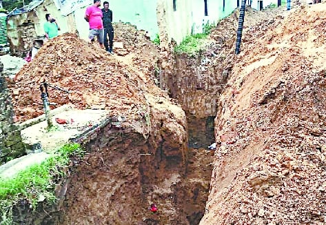 During the excavation of the sewer in the military area, the earthenware fell, two laborers injured