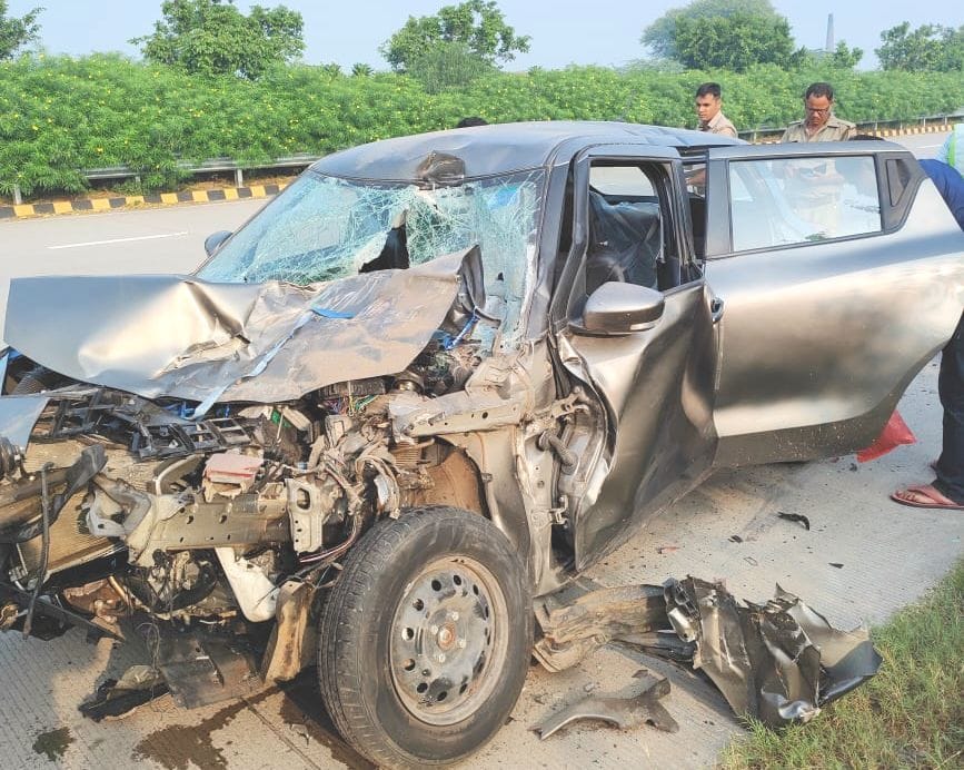 Car collides with canter on Yamuna Expressway, 7 injured including four children