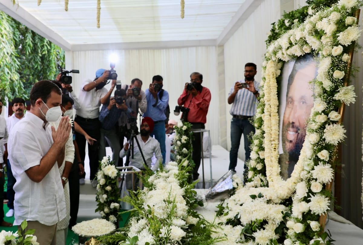Paswans death anniversary: Lamp lit holdings in Delhi, Rajnath Singh, Rahul Gandhi and Lalu Yadav also reached