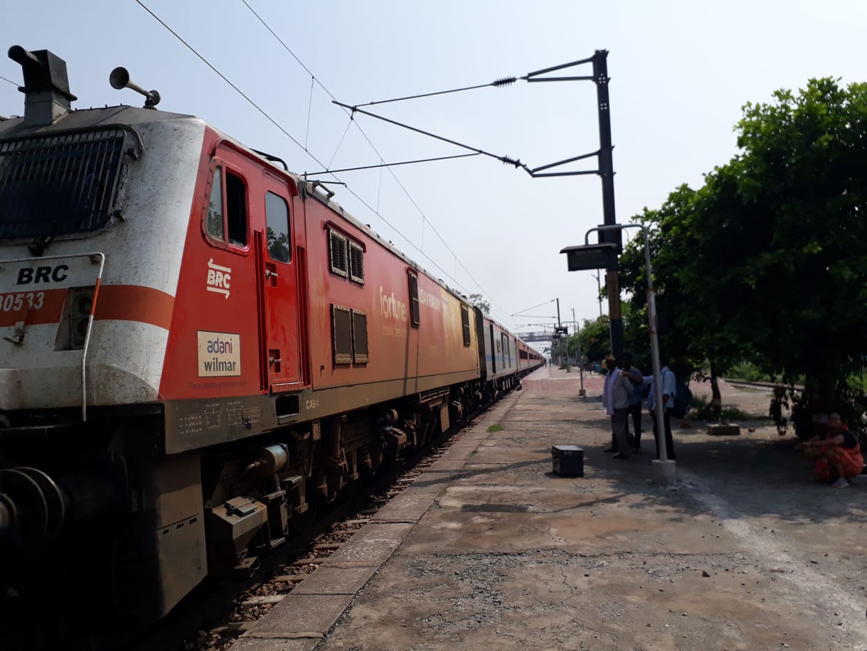 Azimabad Express halted for 50 minutes at Jhinjhak railway station due to engine failure