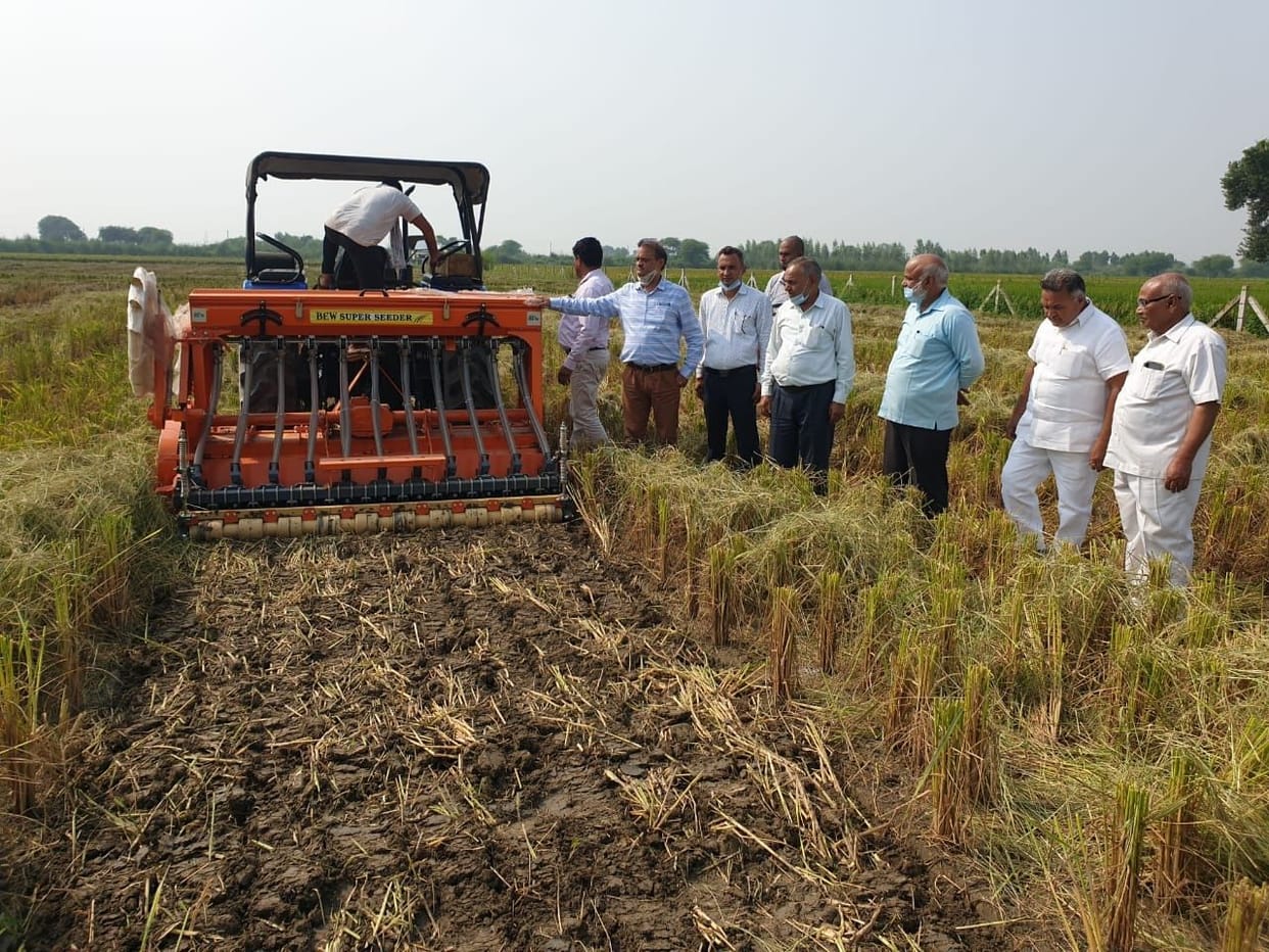 Farmers took oath not to burn stubble, organizing training program on crop residue management in village Khajurka