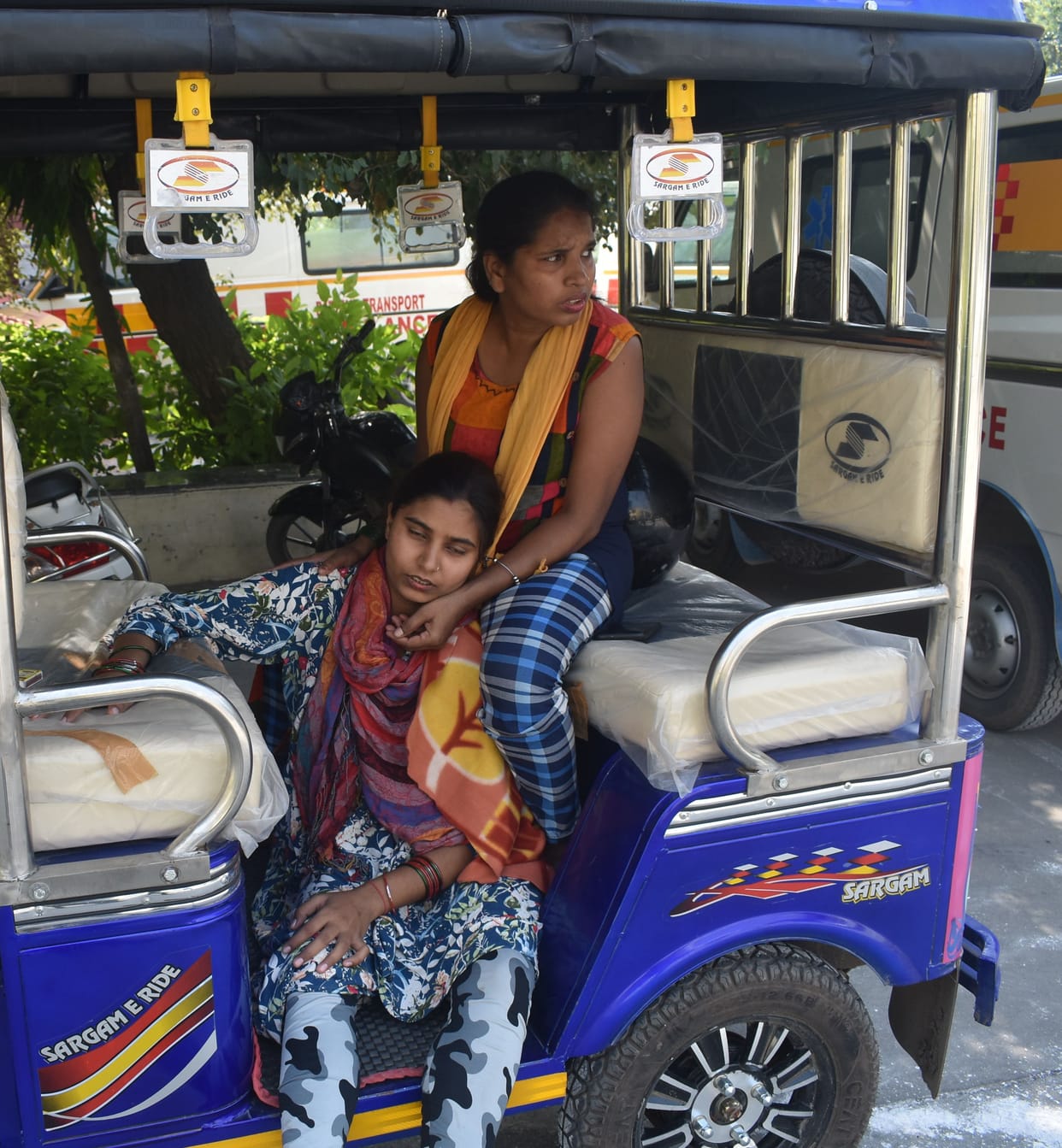 Pregnant gave birth sitting, newborn dies after falling in dustbin
