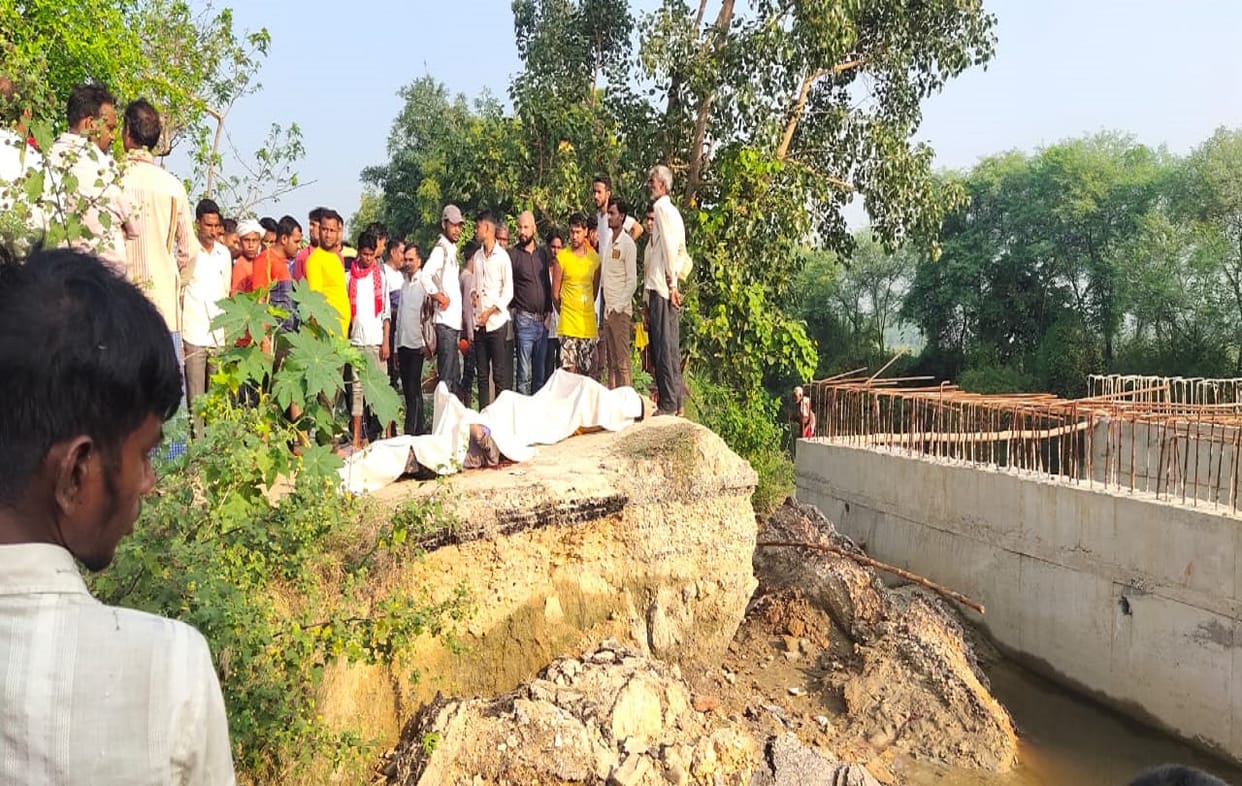Traumatic road accident in Jaunpur Two youths of Prayagraj fell into river with bike  from under construction bridge