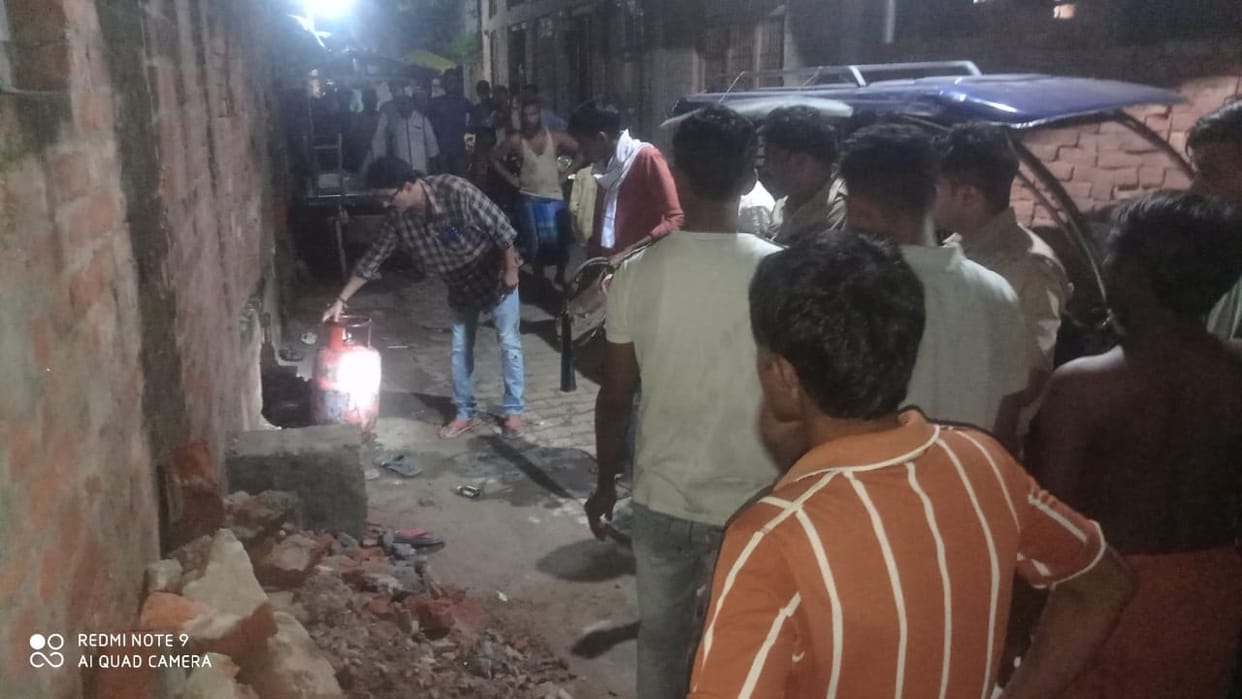 Household items burnt due to lpg cylinder caught fire in azamgarh  middle aged man dead body found in pond
