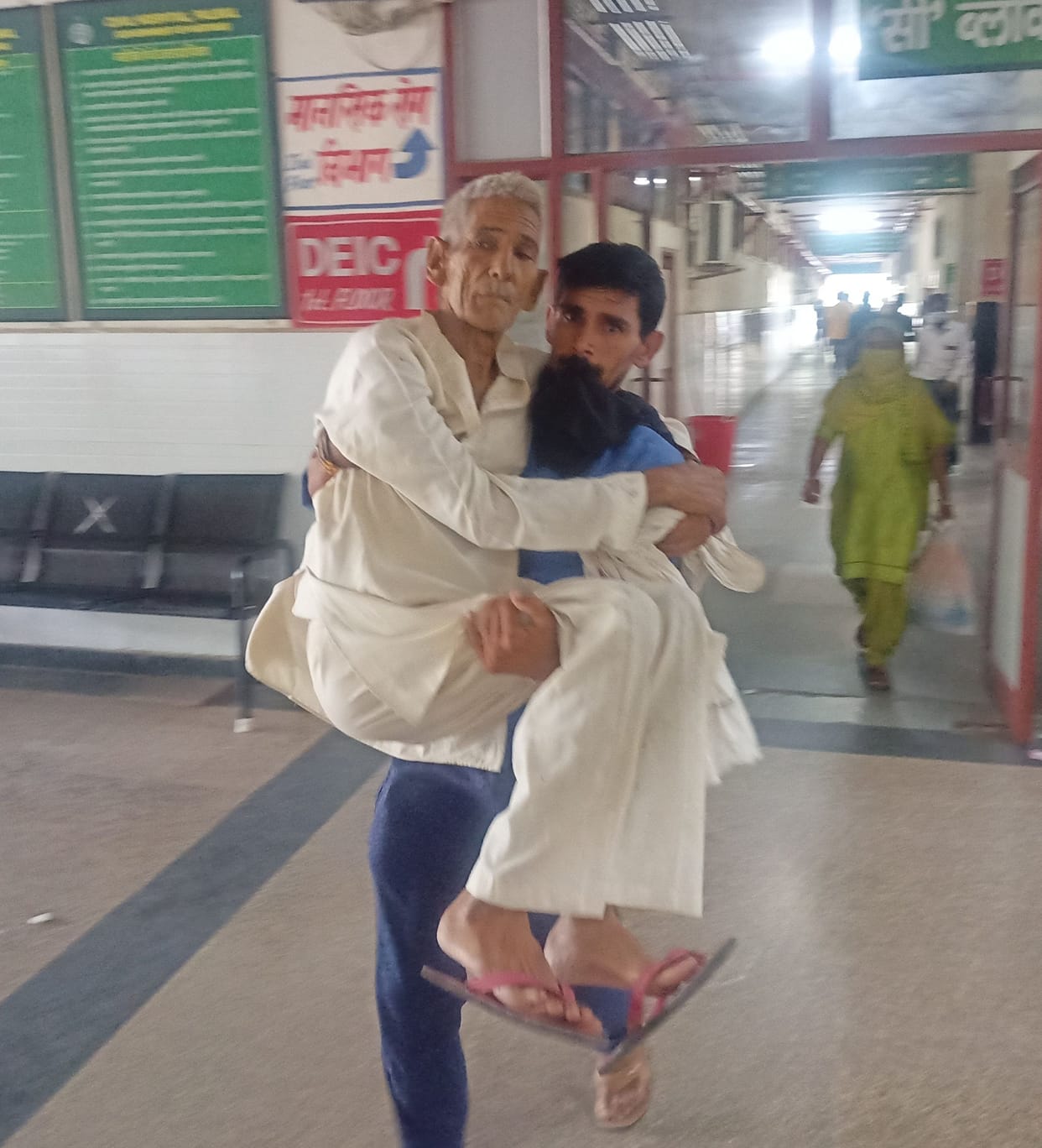 Two people, including a woman, died of fever in one day, a person walking around with his father in his lap due to lack of facilities in the civil hospital