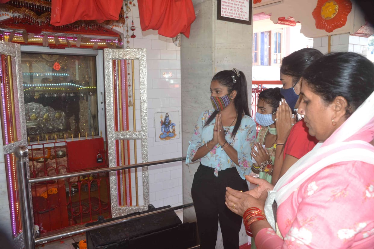People thronged in queues to bow their head in Shoolini temple Solan