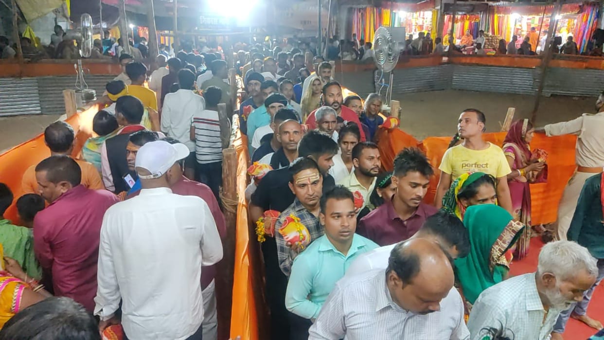 Navratri 2021 second day  Vindhyachal temple  Worship of  maa Brahmacharini devotees long queues in vindhyavasini dham