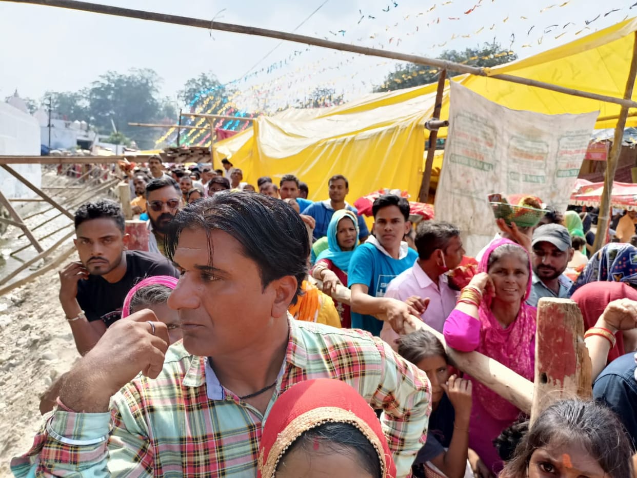 Seeing the mother in the scorching sun by waiting in lines for hours