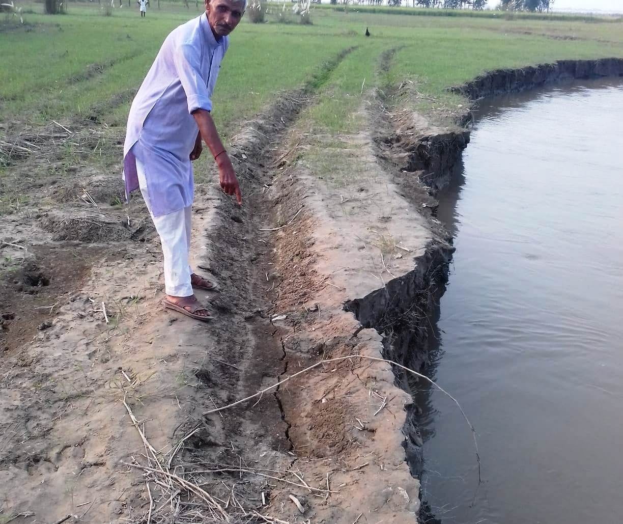 Due to deforestation in Mehola village, the fields of many villagers got absorbed in the Ganges, anger against the irrigation department