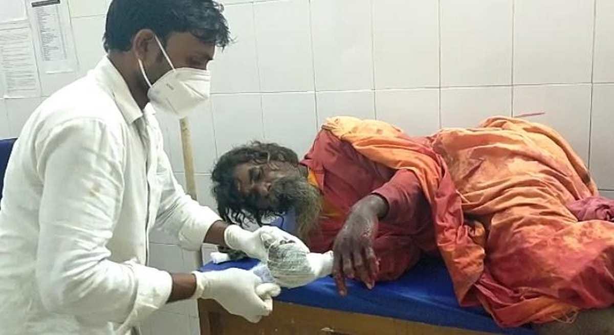 Leopard attack on two people old man and woman injured in chandauli