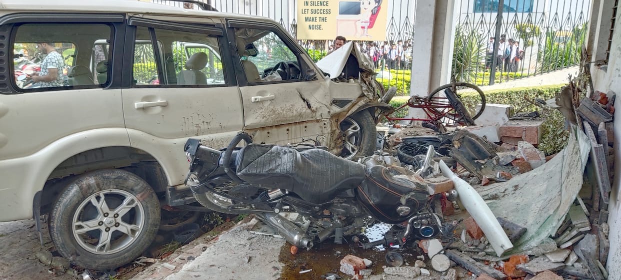 Uncontrolled car entered the school, many vehicles damaged