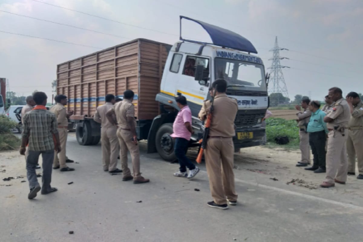 A mini truck suddenly broke down with many crores of new currency in Meerut and police has sent after five hours
