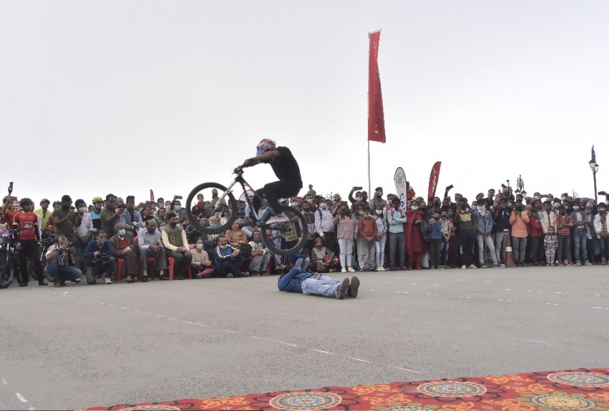 Governor showed green signal to MTB Himalayan Cycle Race at shimla, riders showed amazing feats on the ridge