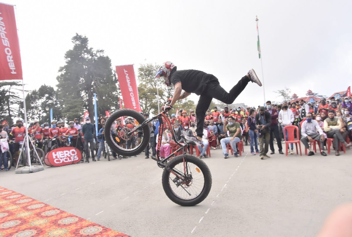 Governor showed green signal to MTB Himalayan Cycle Race at shimla, riders showed amazing feats on the ridge