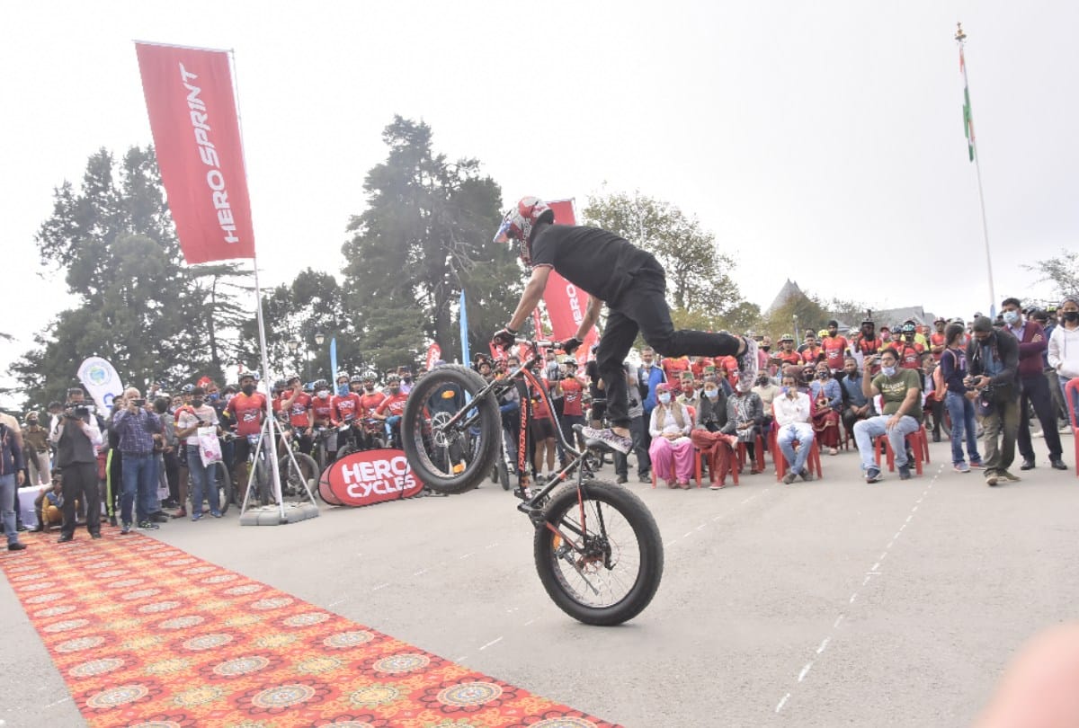 Governor showed green signal to MTB Himalayan Cycle Race at shimla, riders showed amazing feats on the ridge