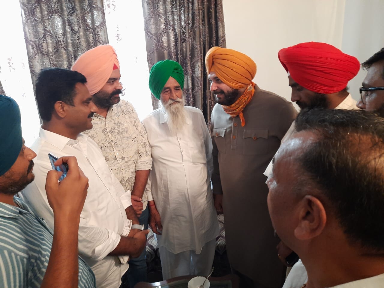 Lakhimpur Kheri Incident: Congress Leaders Navjot Singh Sidhu stayed in Bajpur Uttarakhand, met with farmers