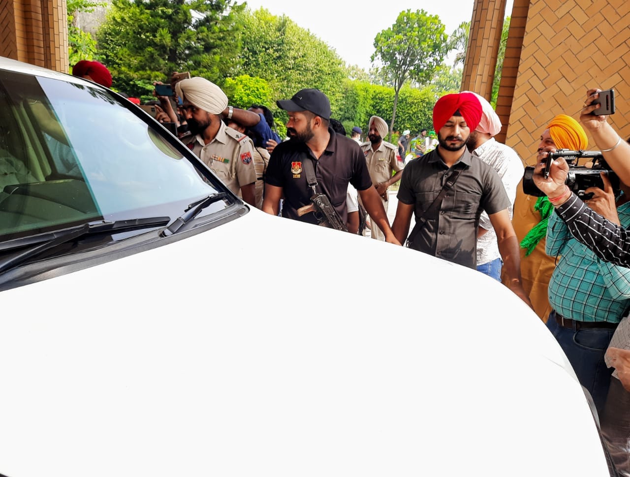 Lakhimpur Kheri Incident: Congress Leaders Navjot Singh Sidhu stayed in Bajpur Uttarakhand, met with farmers