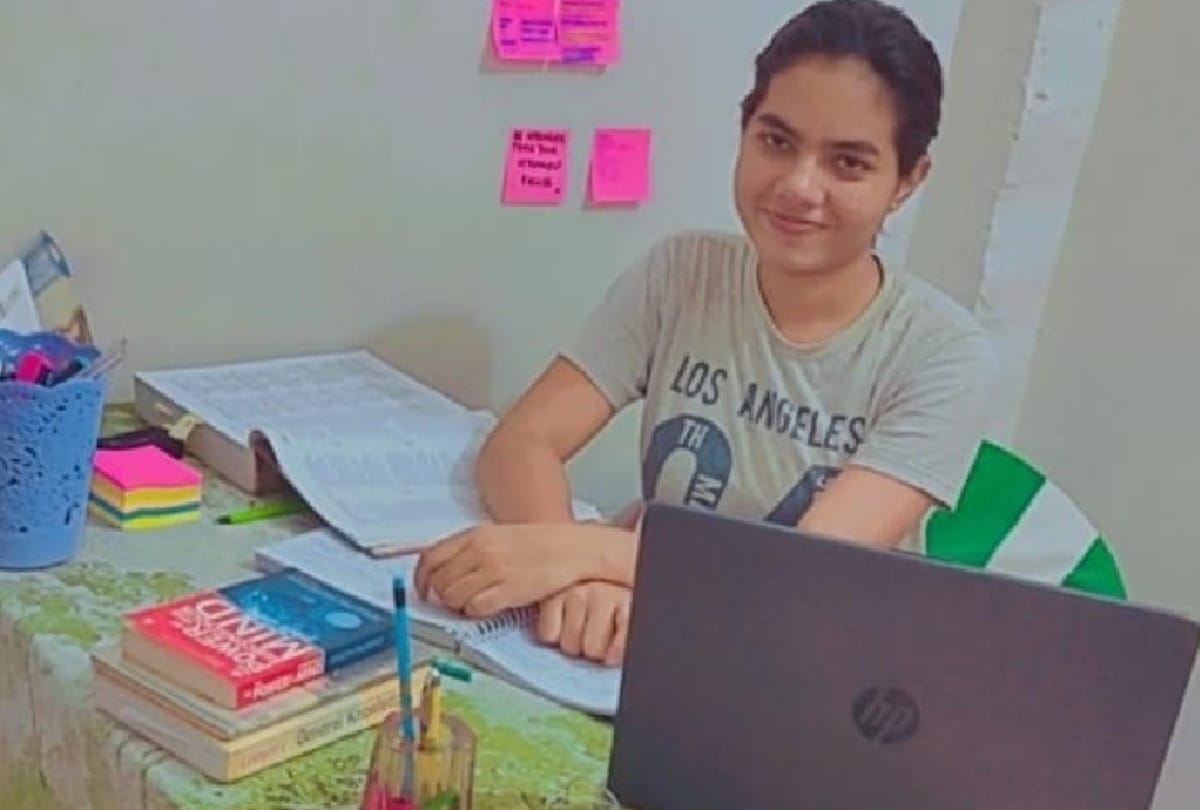 Success story of Ritika Dubey all time topper in Gorakhpur