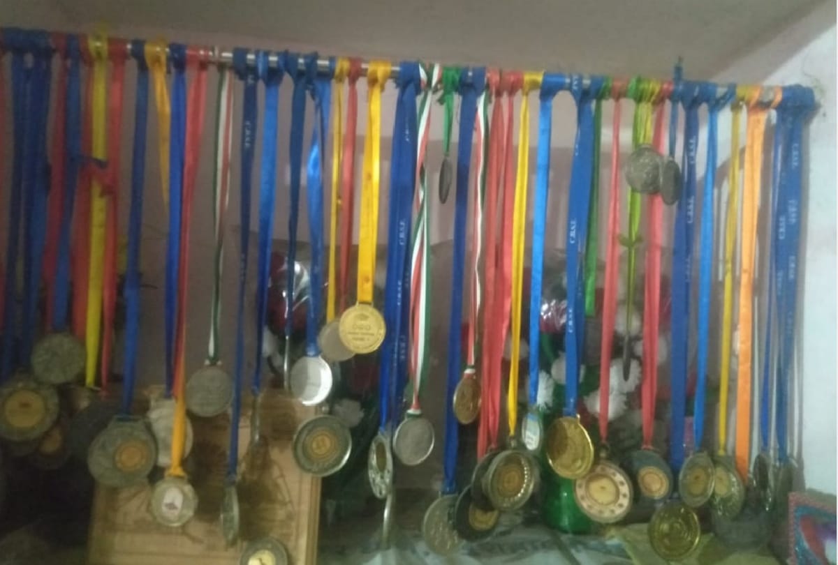 Success story of Ritika Dubey all time topper in Gorakhpur