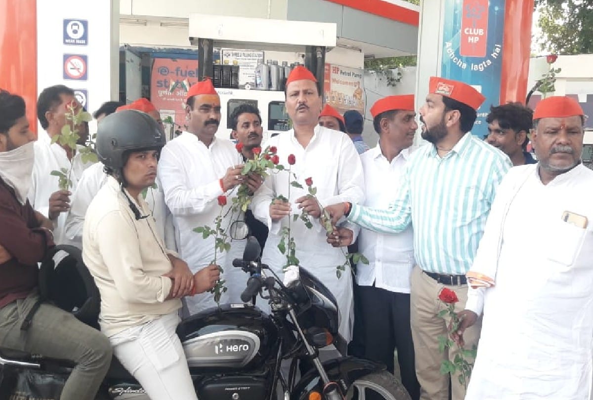 samajwadi party protest against petrol diesel price hike in agra