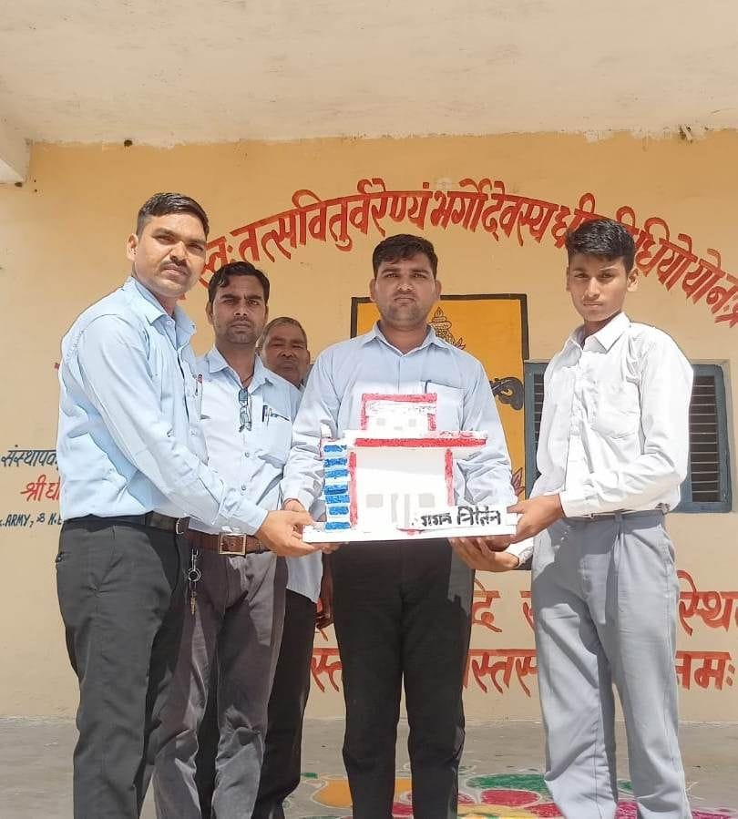 Hathras: Students showed talent in Essay, Mehndi, Poster, Project competitions