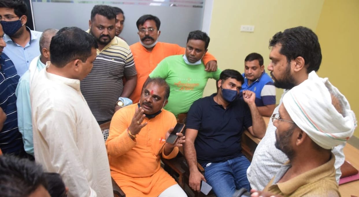 Ruckus of BJP in the police station, files thrown on the table in front of the in-charge