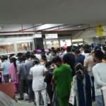लाइन में लगे लोग।