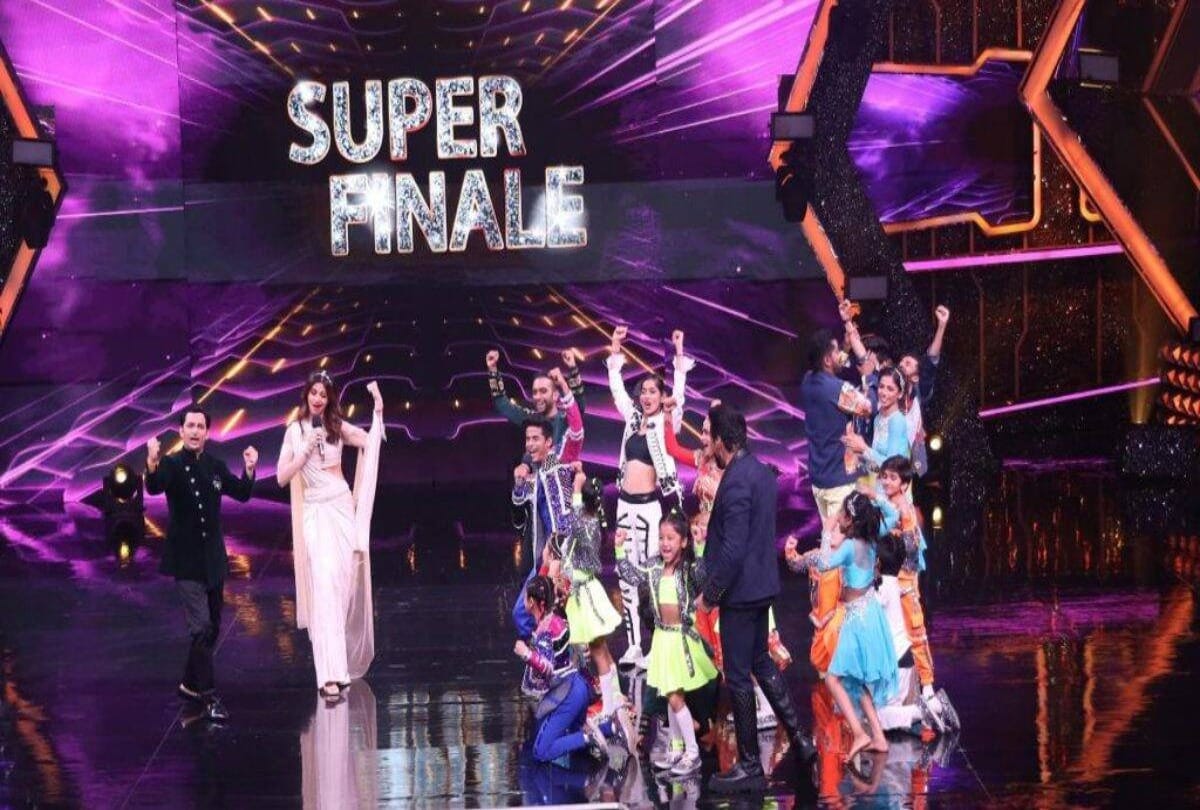 Super Dancer Chapter 4 Finale Live: competition continues among top-5 for the trophy Maniesh Paul arrives on stage to promote his show