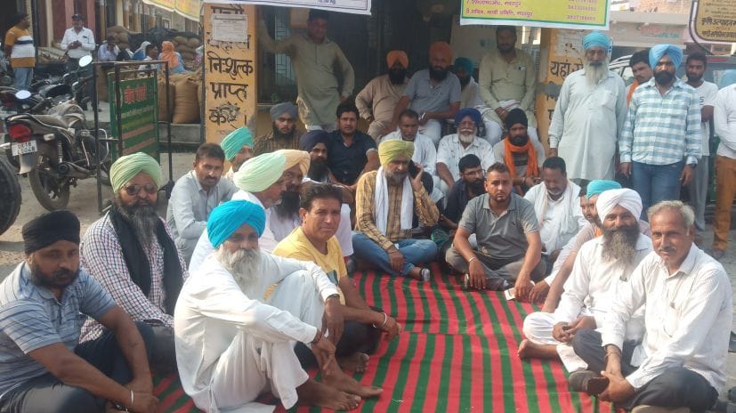 Angry farmers protest due to non-weighing of paddy
