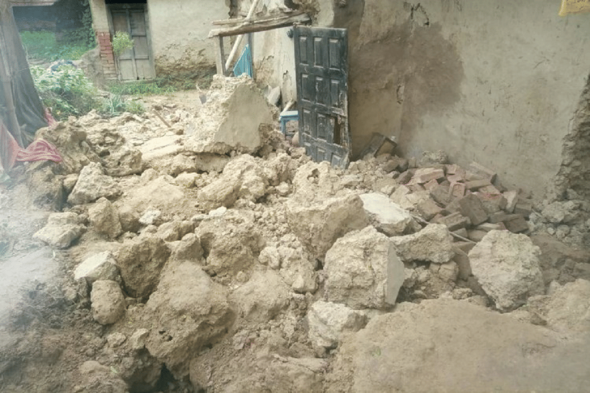 Accident in Ballia 9th student died and Six injured including couple due to falling of wall of mud house in ballia