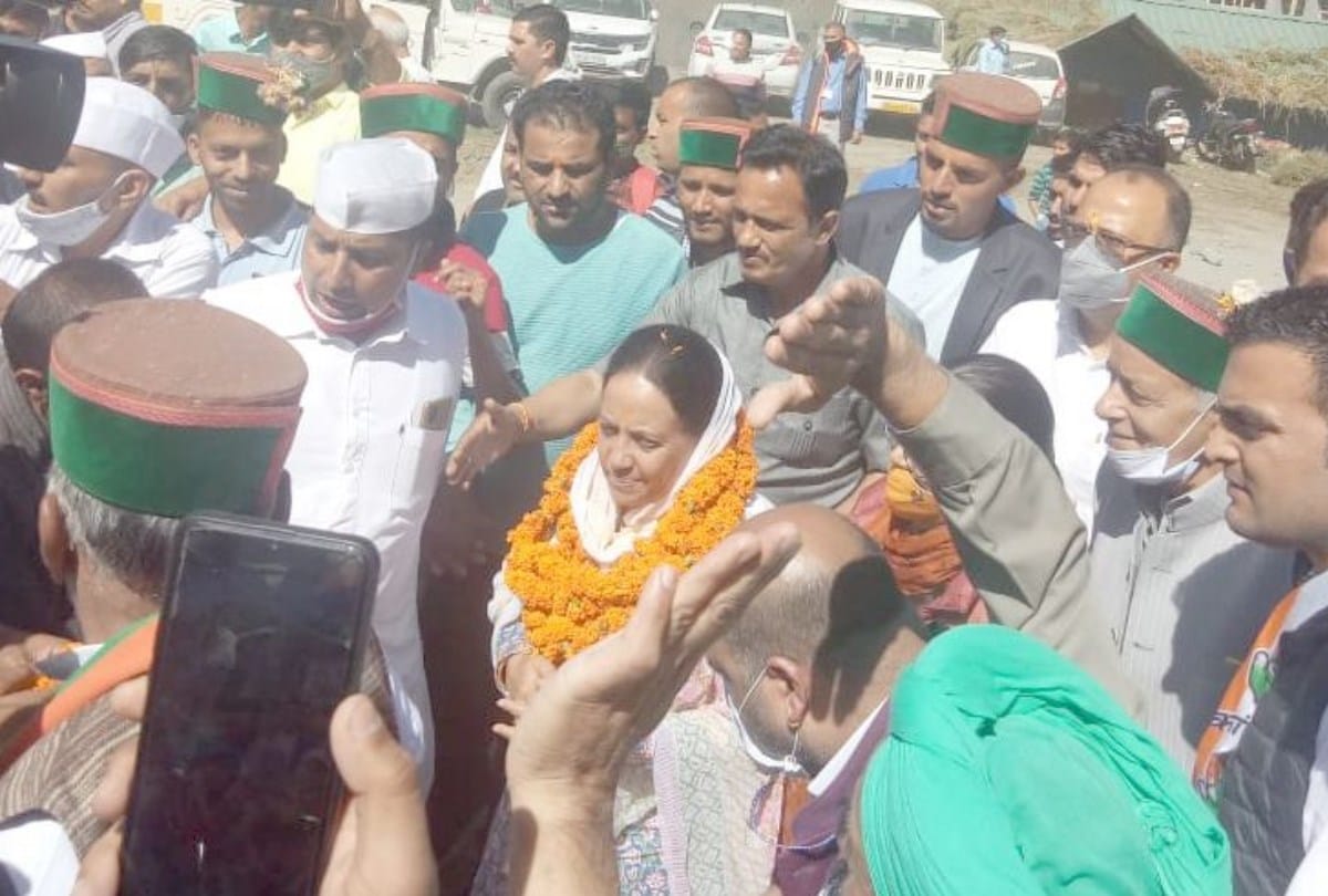 himachal news: Congress Candidate Pratibha singh gets emotional in Bharmour Jansabha