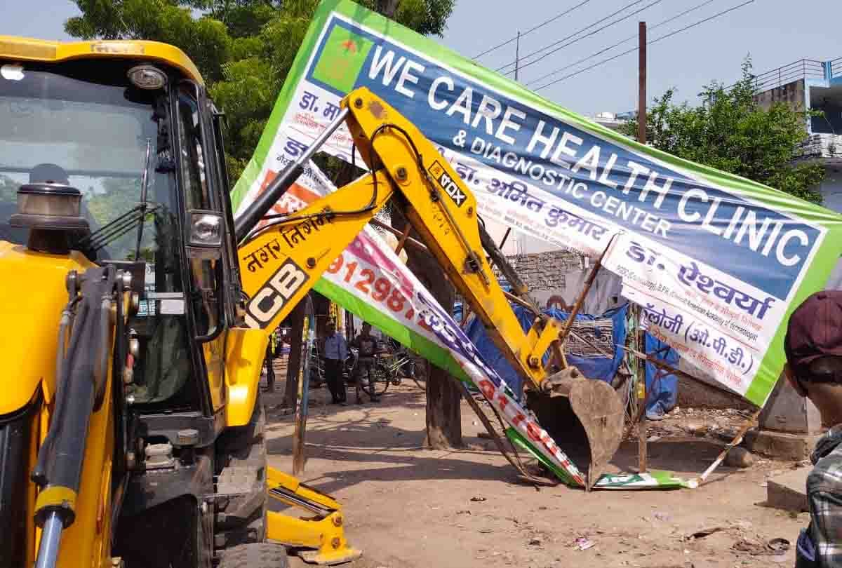 807 advertisement boards including 90 illegal hoardings were broken in Kanpur