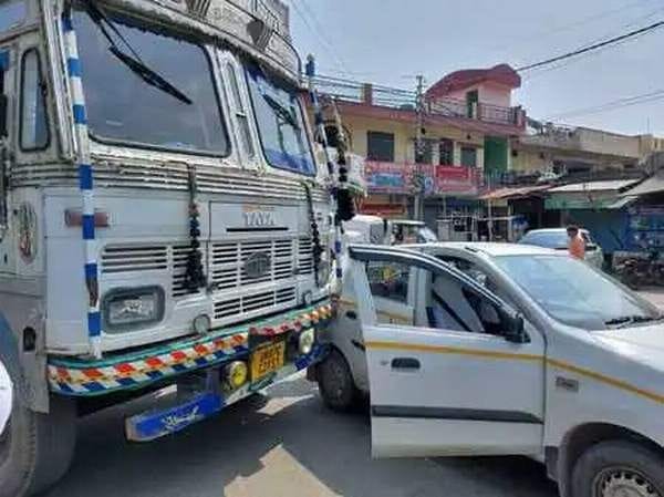 Uncontrolled jeep collides with tree, three injured