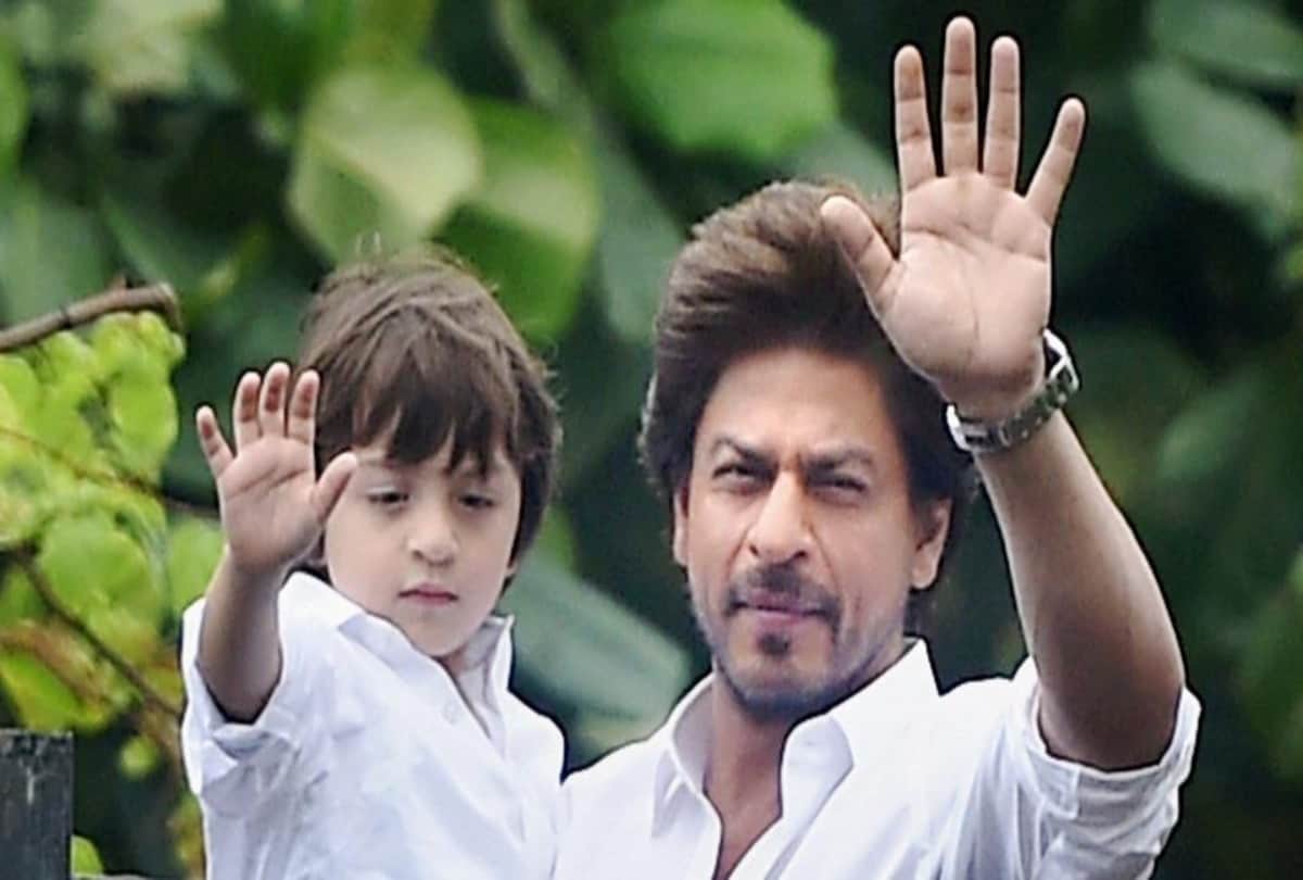 Chinmayi recalls how Shah Rukh touched her mother's feet  says she prays for him