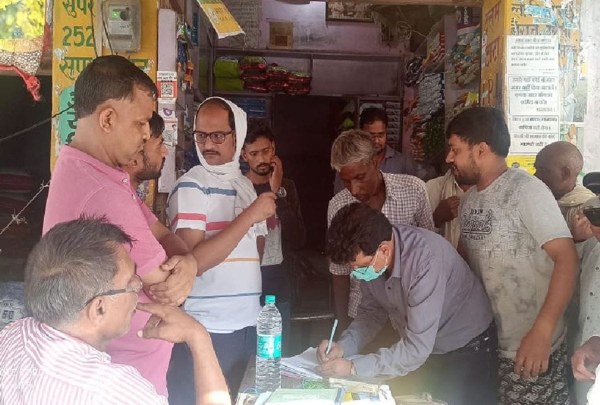 Agriculture officer caught black marketing of fertilizer by sting in agra