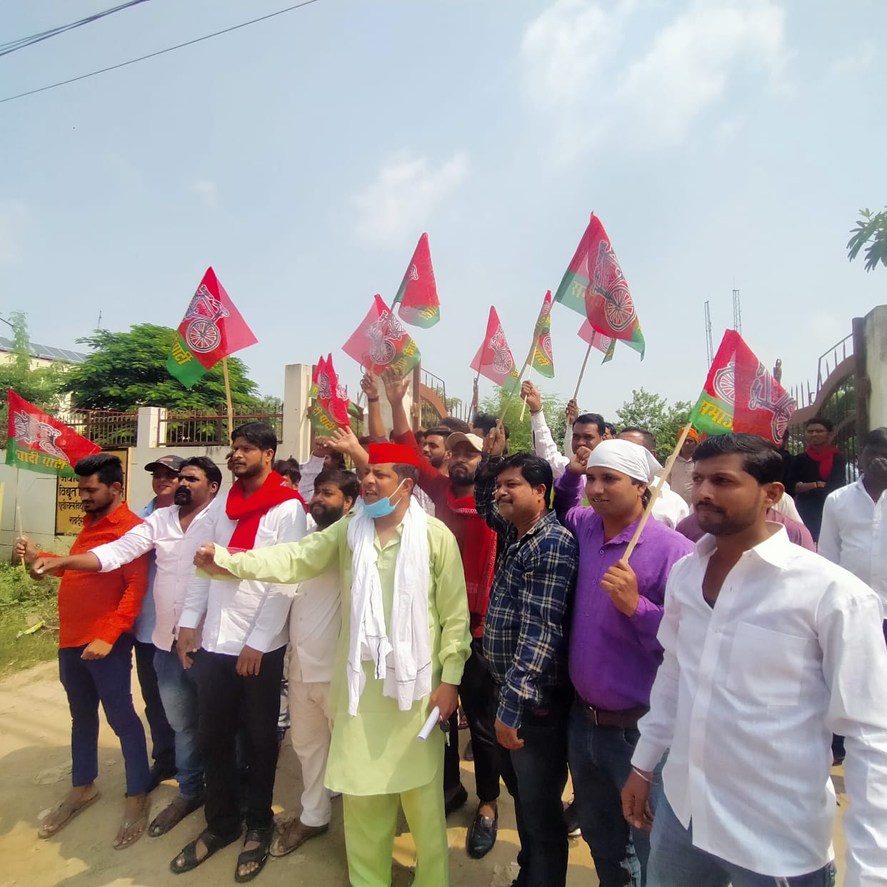SP workers demonstrated against power cut