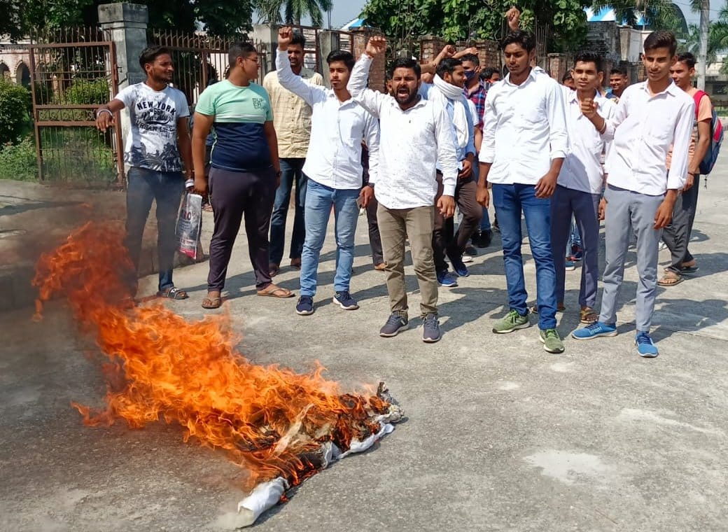 The effigy of the son of the Minister of State for Home was burnt in the JV College premises.