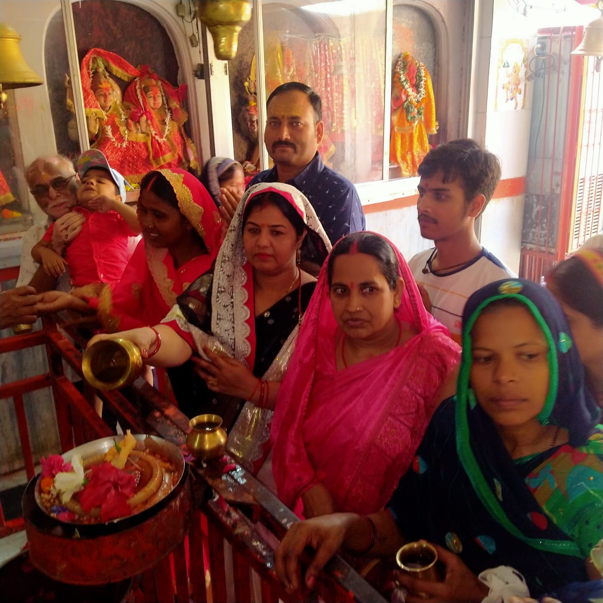 The court resonated with cheers, the queue of mother's devotees