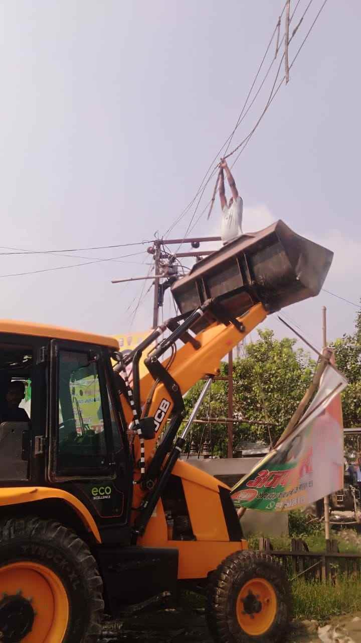 Contract electrician scorched due to electrocution