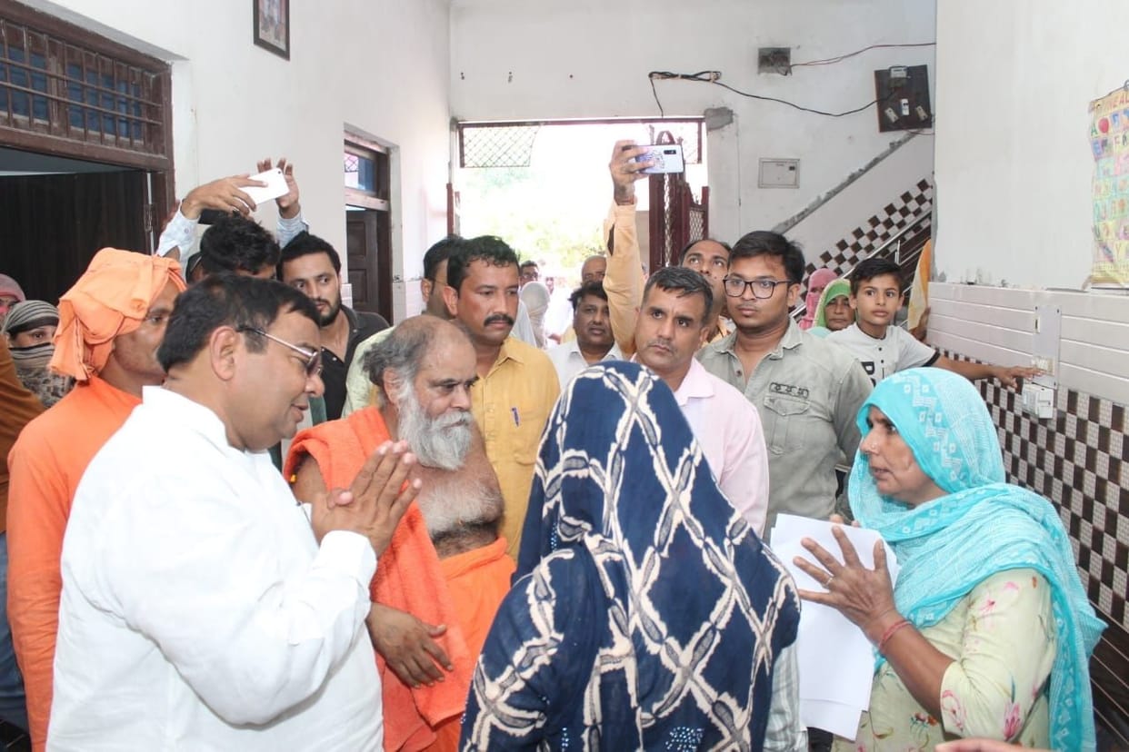A check of one crore handed over by the Delhi government to the family of the soldier of Chhudani