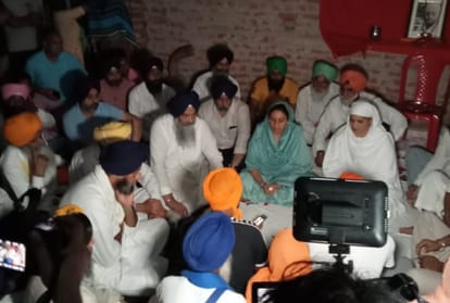 पीड़ित परिवार के बीच हरसिमरत कौर।
